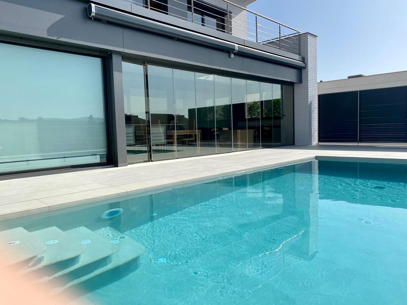 Piscina de Residencia Castelldefels durante el día