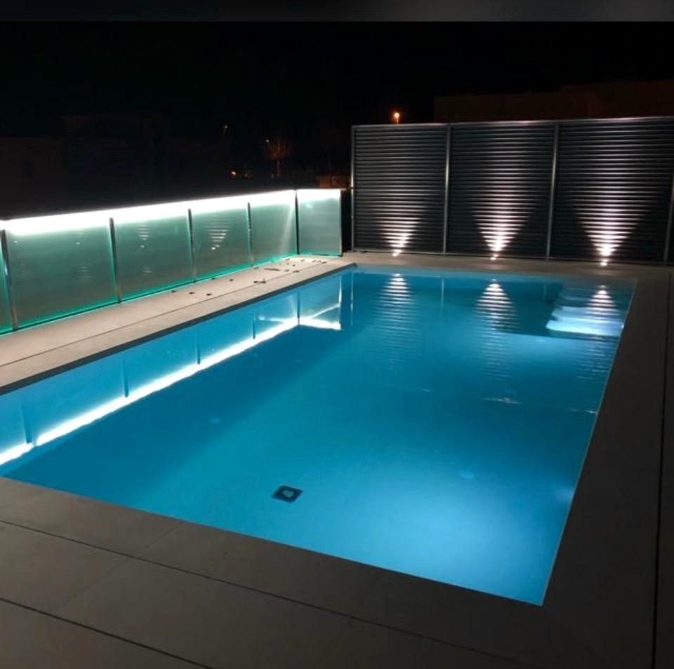 Piscina de Residencia Castelldefels iluminada de noche