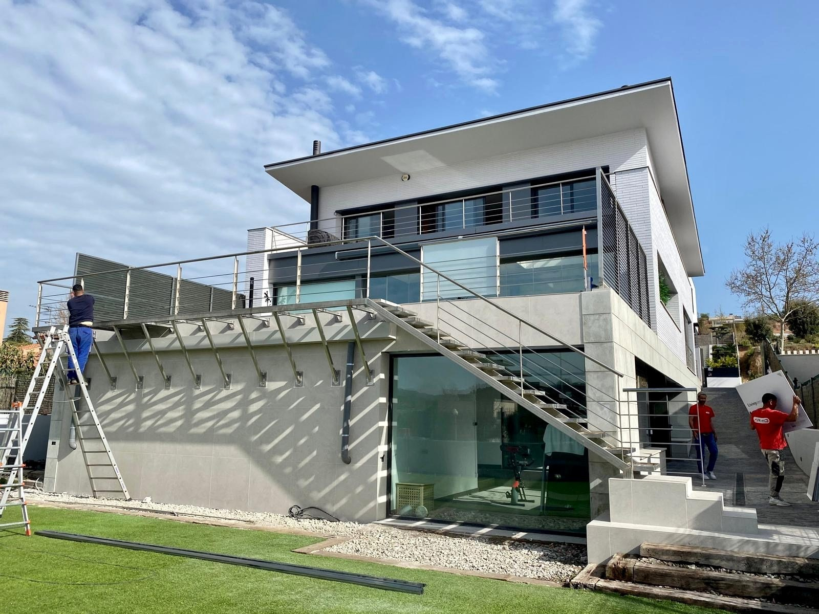 Relación entre fachada, terraza y piscina en Residencia Castelldefels