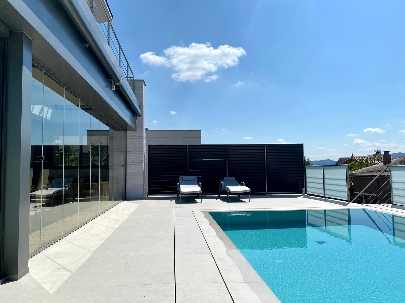 Residencia Castelldefels: piscina junto a la fachada acristalada