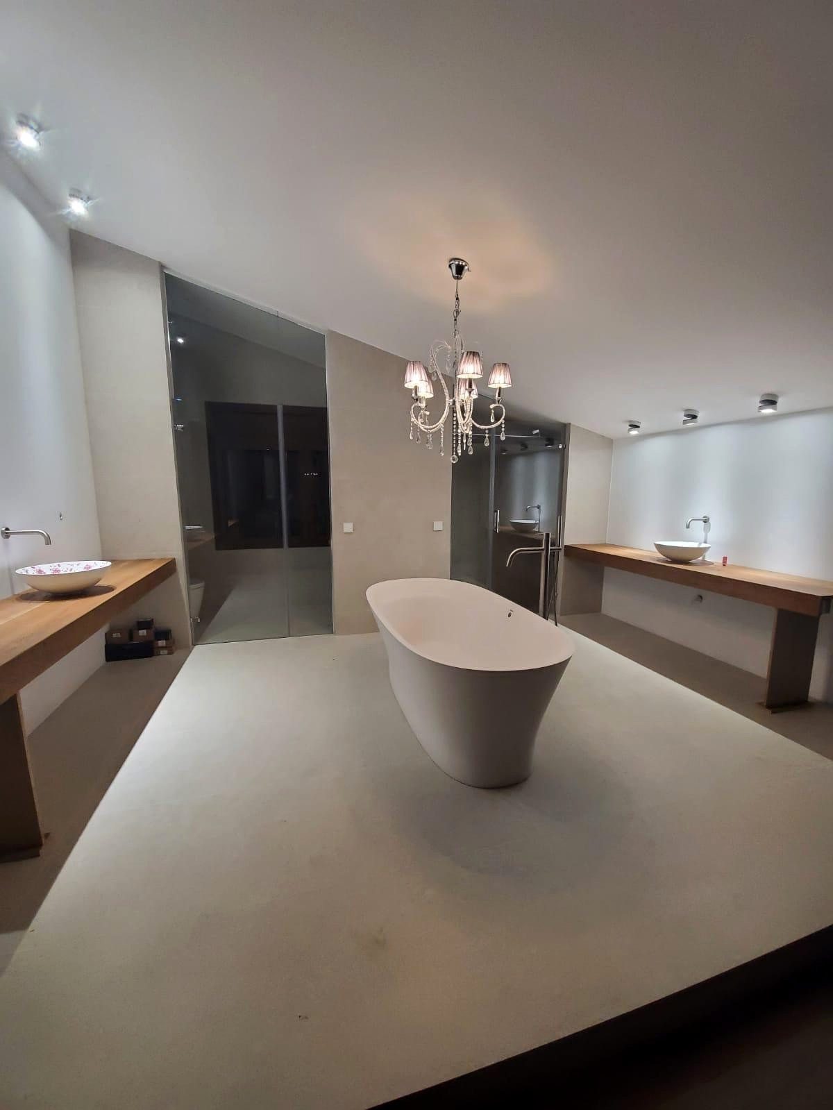 Baño principal con bañera exenta de Residencia Igualada