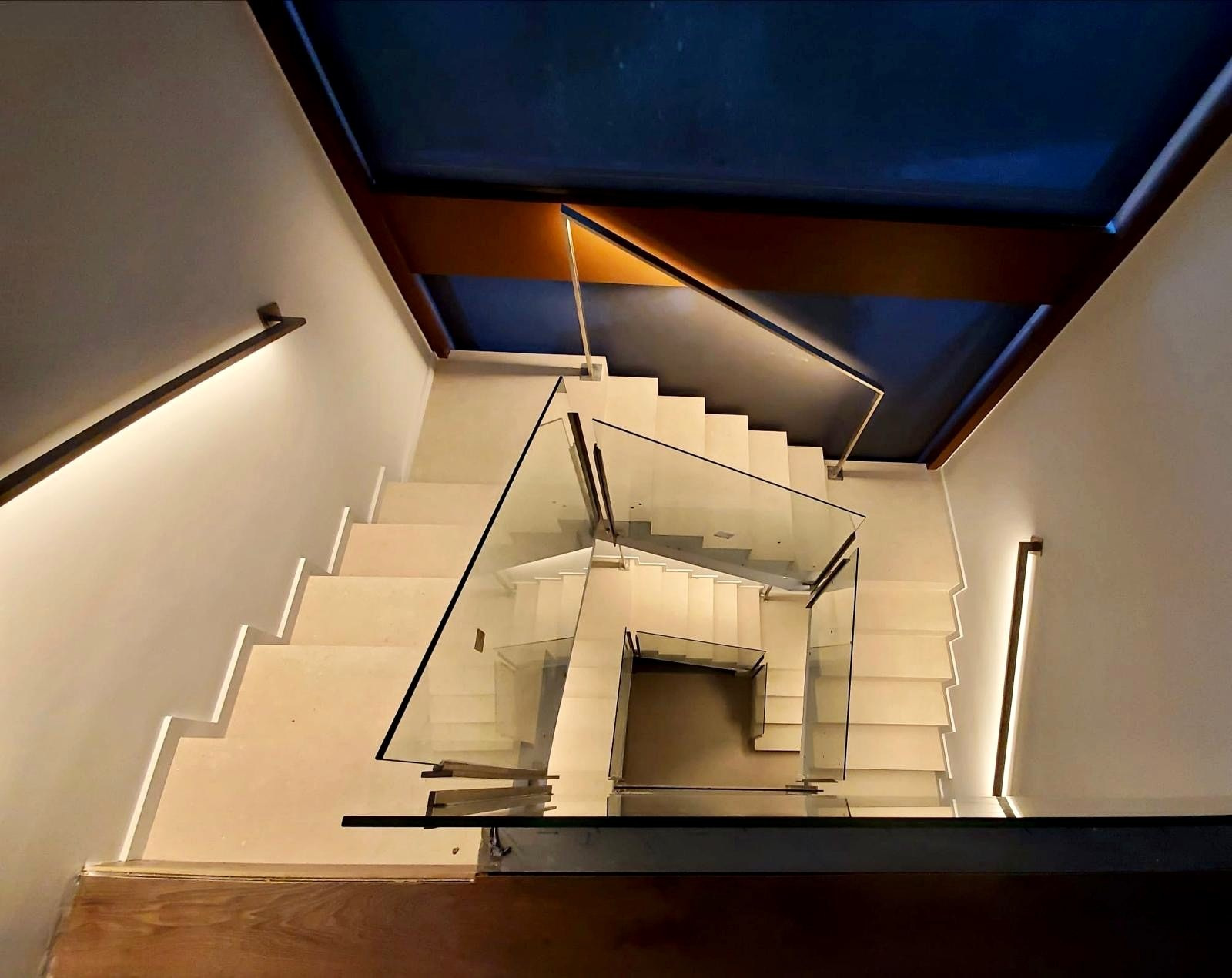 Escalera e iluminación de Residencia Igualada